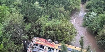 Un bus embistió a un auto, cayó al arroyo y dejó al menos 9 muertos