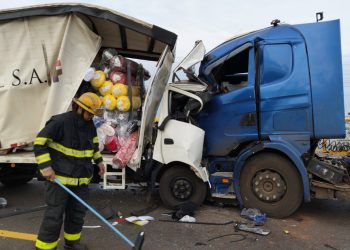 Un fallecido y un herido de gravedad tras choque frontal entre dos camiones