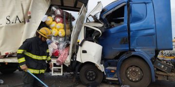 Un fallecido y un herido de gravedad tras choque frontal entre dos camiones