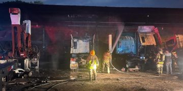Se enojó con su jefe y provocó incendio de dos camiones