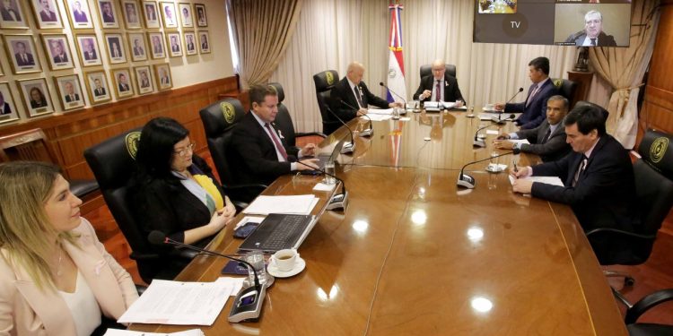 Suspenden sin goce de salario a juez, uno de los imputados por abuso de una niña