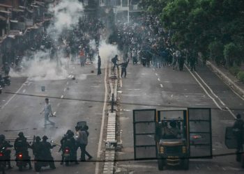 Un muerto y más de 100 heridos en manifestaciones en Perú