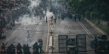 Un muerto y más de 100 heridos en manifestaciones en Perú
