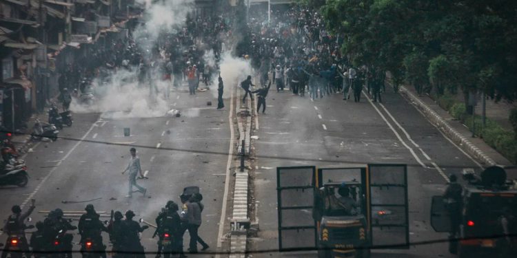 Un muerto y más de 100 heridos en manifestaciones en Perú