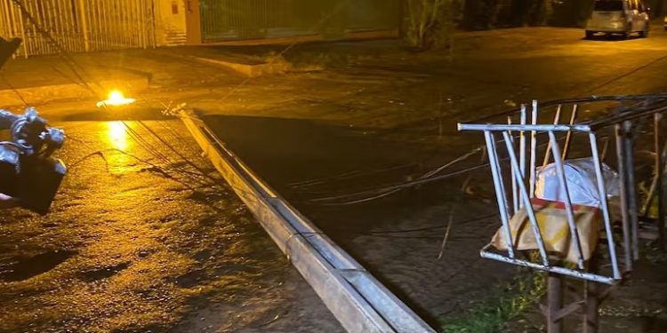 Columna tumbada por «robacables» deja sin luz a un barrio de San Lorenzo
