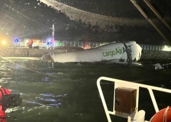 Boeing de carga cae al mar tras salirse de la pista y deja muertos en Hong Kong
