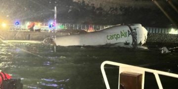 Boeing de carga cae al mar tras salirse de la pista y deja muertos en Hong Kong