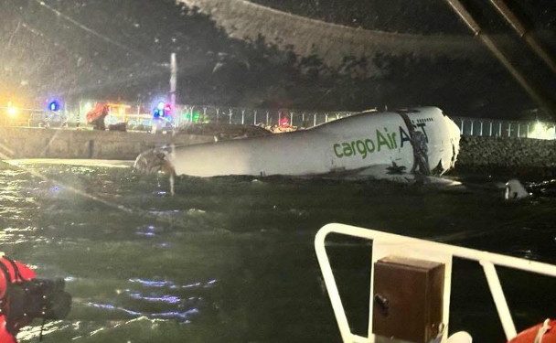 Boeing de carga cae al mar tras salirse de la pista y deja muertos en Hong Kong