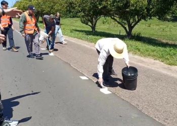 Por inacción de autoridades, habitantes se juntan para señalizar la Ruta PY20