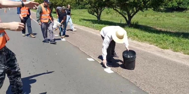 Por inacción de autoridades, habitantes se juntan para señalizar la Ruta PY20