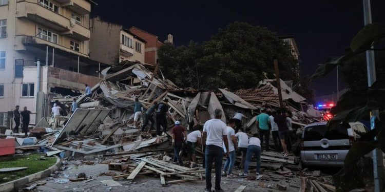 Turquía: terremoto de magnitud 6,1 deja un muerto y varios edificios derrumbados