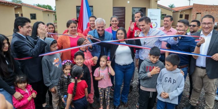 Gobierno entrega viviendas dignas a familias de Alto Paraná