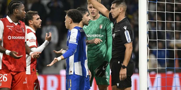 Escándalo en Portugal: árbitro denuncia tentativa de presión por parte del Porto