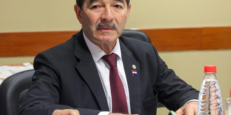 Senador Núñez Agüero oficializa su salida de HC y la de otros dos de sus colegas