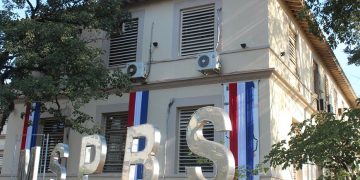 Farmacéuticas se suman a reclamos por deudas del Gobierno