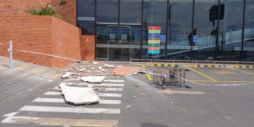 Derrumbe parcial en supermercado de Lambaré deja daños materiales y una mujer afectada