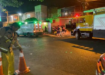 Dos motociclistas resultan heridas tras chocar contra un automóvil en barrio Obrero