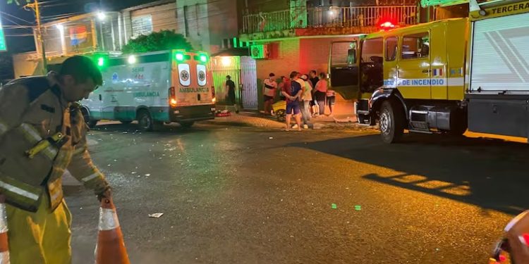 Dos motociclistas resultan heridas tras chocar contra un automóvil en barrio Obrero