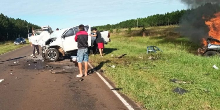 Dos paraguayos mueren en un choque frontal en Corrientes