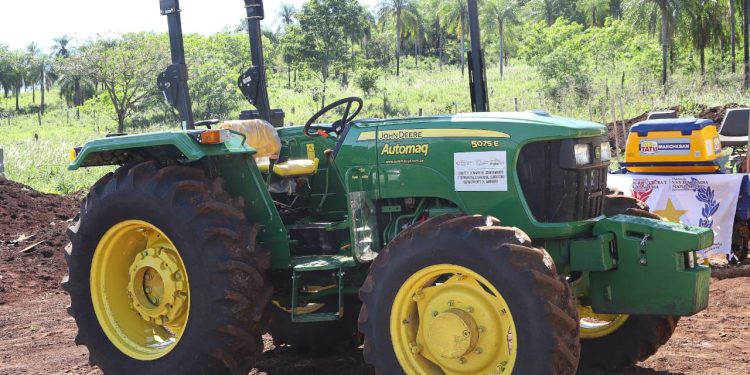 MAG entrega tractores e inaugura centro de acopio en Cerro Corá