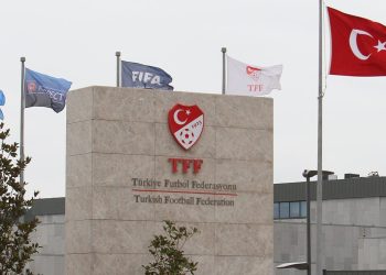 Presidente de club y 17 árbitros arrestados en escándalo de apuestas en Turquía