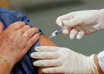 Recolectan firmas para que no haya recortes en compra de vacunas