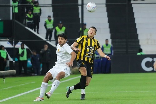 Obligado a ganar para seguir en la punta