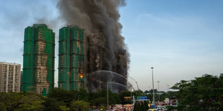 Hong Kong: saldo de muertos por devastador incendio ascendió a 55
