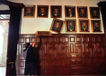 Manifestantes ingresan a Palacio de Gobierno de Michoacán tras asesinato de alcalde