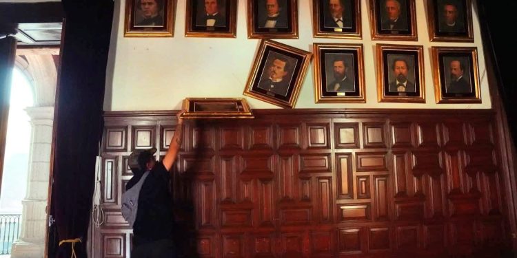 Manifestantes ingresan a Palacio de Gobierno de Michoacán tras asesinato de alcalde