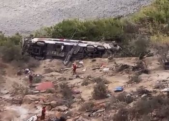 Tragedia en Perú: al menos 37 fallecidos tras choque y caída de un bus a precipicio