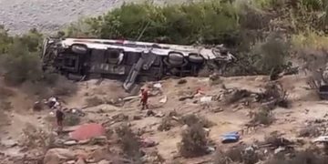 Tragedia en Perú: al menos 37 fallecidos tras choque y caída de un bus a precipicio