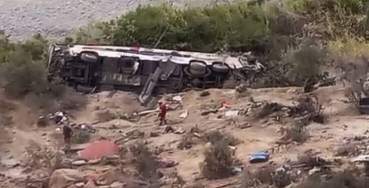 Tragedia en Perú: al menos 37 fallecidos tras choque y caída de un bus a precipicio
