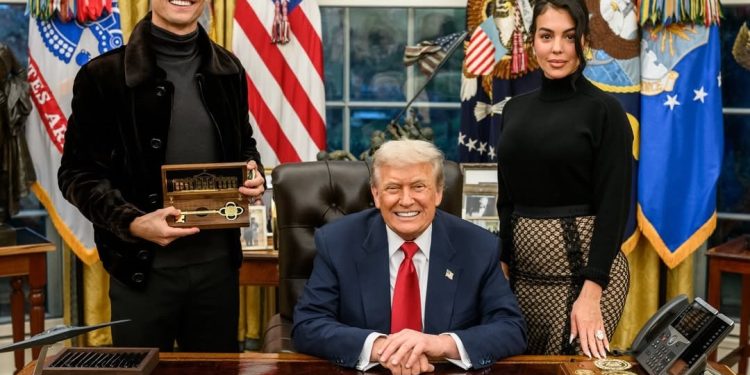 Trump homenajea a CR7 y le entrega una llave de oro de la Casa Blanca