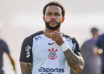 Corinthians quiere “desalojar” a Memphis Depay de su hotel