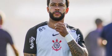 Corinthians quiere “desalojar” a Memphis Depay de su hotel