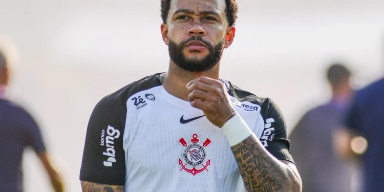 Corinthians quiere “desalojar” a Memphis Depay de su hotel
