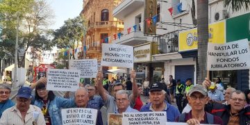 Jubilados acusan al presidente del IPS de querer acallar sus reclamos