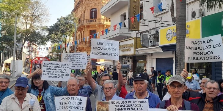 Jubilados acusan al presidente del IPS de querer acallar sus reclamos