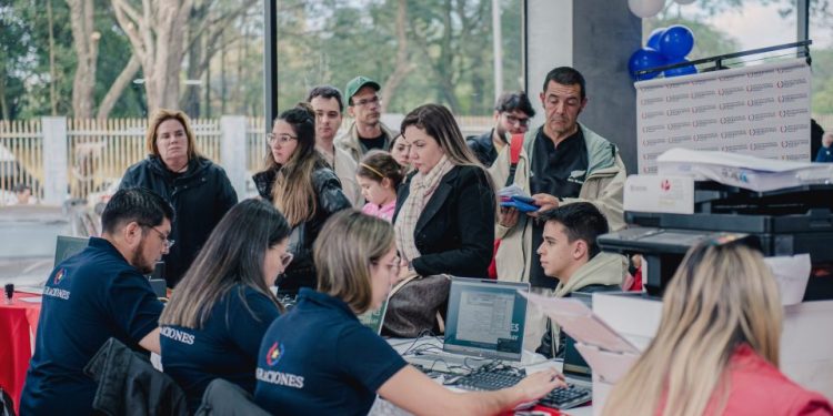 Migraciones supera récord histórico en solicitudes y otorgamientos de residencia en 2025