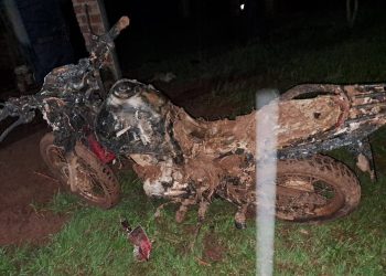 Mujer denuncia a su expareja por incendiar su motocicleta y parte de una vivienda en Santiago Misiones