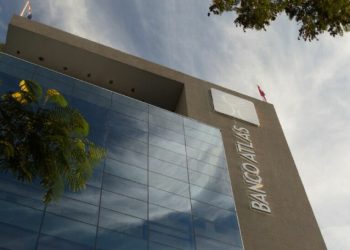 Imponen medidas a ex director de Banco Atlas pero aún no a su presidente Miguel Zaldívar