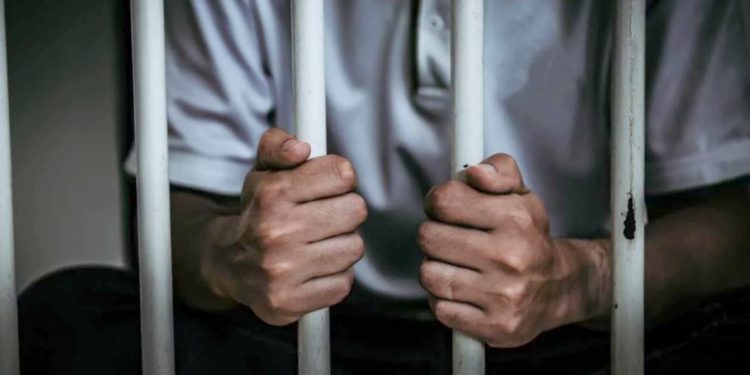 16 años de prisión por abusar de su hijastro