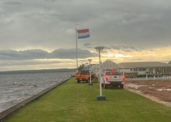 Rescatan a dos jóvenes extraviadas durante tormenta en el lago Ypacaraí