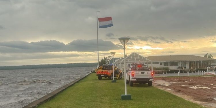 Rescatan a dos jóvenes extraviadas durante tormenta en el lago Ypacaraí