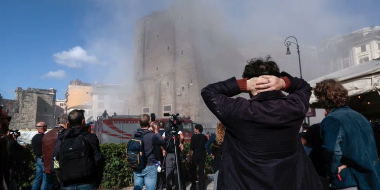 Murió un trabajador en Roma tras ser rescatado del derrumbe de la Torre dei Conti