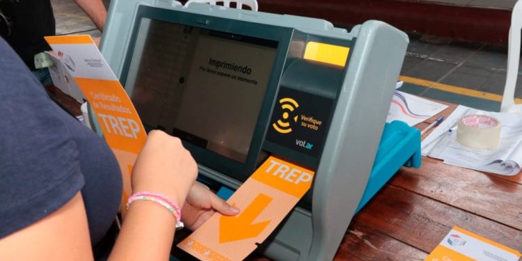 Afirman que existen demasiadas denuncias por irregularidades en licitación de urnas de votación