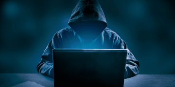 Capturan a supuesto hacker brasileño acusado de estafa en edificio de Asunción