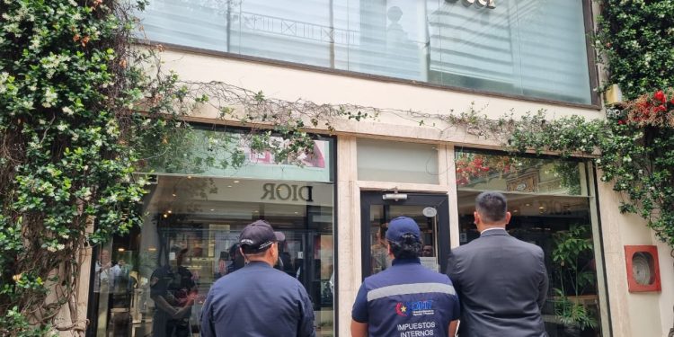 DNIT controla 4 locales de venta de mercaderías de lujo por posible evasión y contrabando