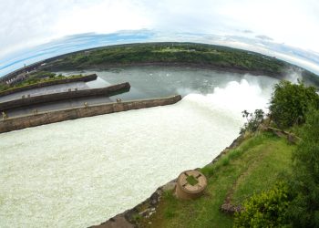 Espectáculo en ITAIPU: reabren compuertas del vertedero por segunda vez